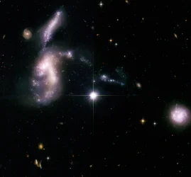 Hickson Compact Group 31, een van de 100 compacte galaxiegroepen gecatalogiseerd door de Canadese astronoom Paul Hickson.